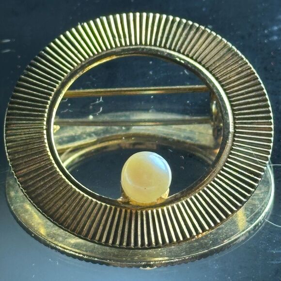 Vintage mid century gold tone circle brooch with faux pearl - Picture 3 of 3